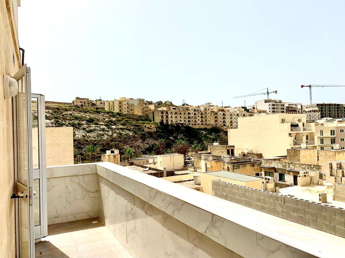 Private Bedroom With Balcony In A Shared Apartment At The Bay Of Xlendi Exterior foto