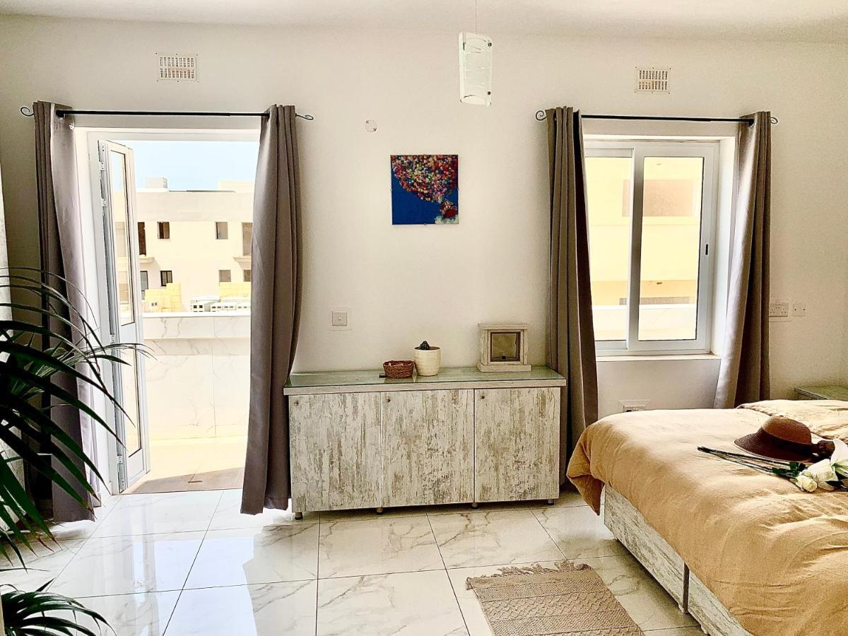 Private Bedroom With Balcony In A Shared Apartment At The Bay Of Xlendi Exterior foto
